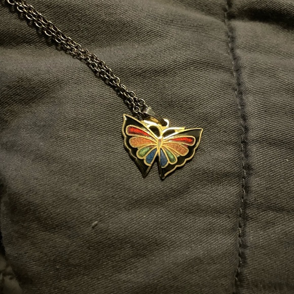 𝙵𝚕𝚊𝚜𝚑 𝚂𝚊𝚕𝚎 ‧₊˚❀༉‧₊ Vintage Cloisonné Butterfly Pendant 16” chain 80s Rainbow - Picture 7 of 13